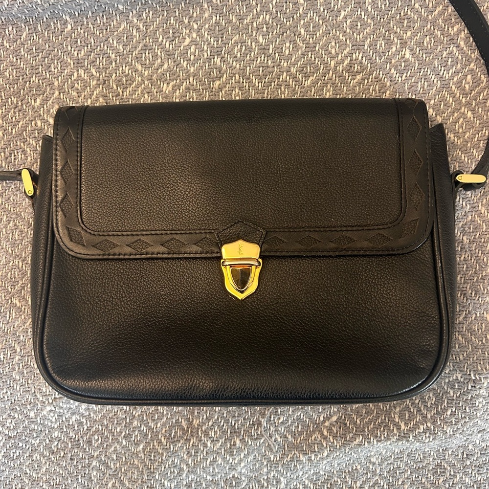 Elegant Black Crossbody with Gold Details - Picture 2 of 9